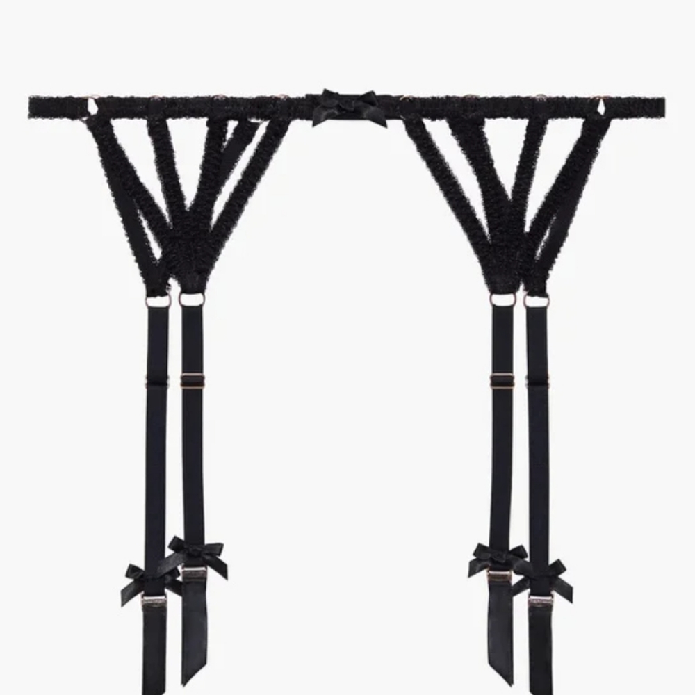 Savage x Fenty
Ultra Sexy Satin Garter Belt